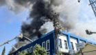 حريق هائل يلتهم مصنعا للبلاستيك في إسطنبول (فيديو)