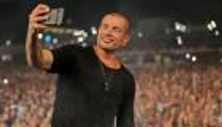 عمرو دياب يعلن موعد إطلاق "اللي يمشي يمشي"