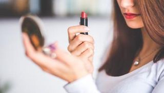 يجب اختيار لون أحمر شفاه مناسب للبشرة_ أرشيفية