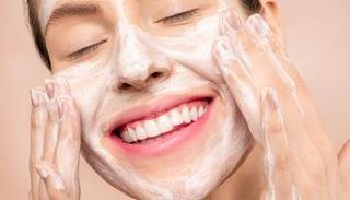 فتاة تنظف وجهها بالمنظف الرغوي - أرشيفية