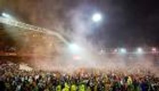 الوجه الآخر لكرة القدم.. الدماء تعكر صفو احتفالات أغلى مباراة (فيديو)