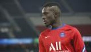 بسبب المثلية.. نجم باريس سان جيرمان مهدد بالرحيل