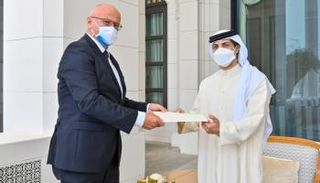 الشيخ منصور بن زايد آل نهيان يتسلم رسالة الرئيس التشيكي