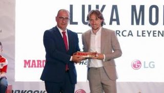 مودريتش يتسلم جائزة الأسطورة