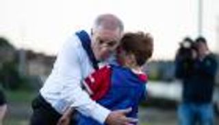 رئيس وزراء أستراليا يسقط أرضا خلال مباراة.. بروفة للانتخابات