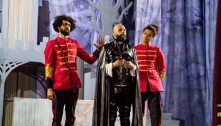 مشهد من مسرحية "هاملت بالمقلوب"