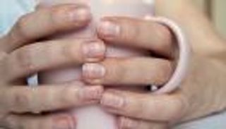 7 أسباب لظهور بقع بيضاء على الأظافر.. احذر الفشل الكلوي