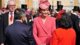 "نساء اليد اليمنى".. هل باتت كيت ميدلتون لائقة لدور ملكة بريطانيا؟