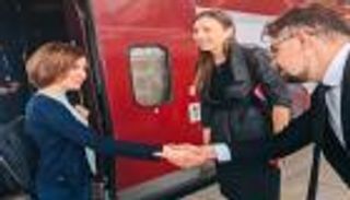 بحذاء رياضي وحقيبة كتف.. رئيسة مولدوفا تخطف الأنظار بفرنسا