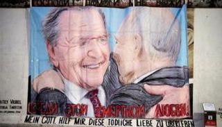 لافتة تنتقد علاقة المستشار الألماني الأسبق بالرئيس الروسي