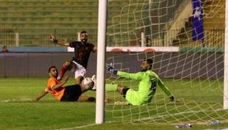 هدف الأهلي الملغي يثير ضجة جديدة في مصر