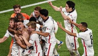 احتفالات لاعبي فرانكفورت