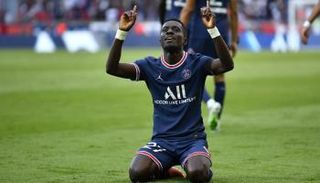 إدريسا جاي لاعب باريس سان جيرمان الفرنسي