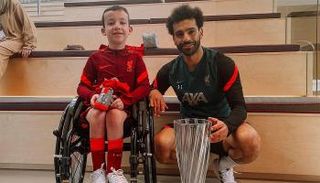محمد صلاح مع الجائزة 