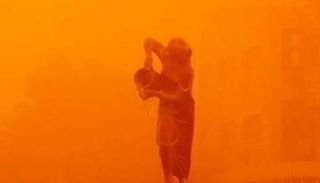 تمثال ساحة كهرمانية وسط بغداد خلال موجة ترابية 