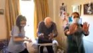 لتحدي الصورة النمطية.. كبار السن يقبلون على استخدام "تيك توك"