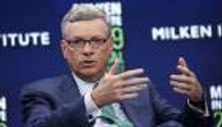 رحلة ألفريد كيلي الملهمة.. كيف وصل الطالب المسؤول عن 7 أخوة لعرش "فيزا" العالمية؟