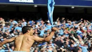 احتفال أجويرو في موسم 2011-2012