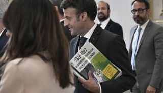 الرئيس الفرنسي إيمانويل ماكرون وبعض معاونيه- ا ف ب