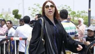 الفنانة المصرية غادة إبراهيم أثناء جنازة سمير صبري