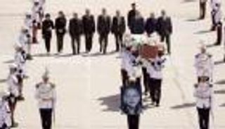 العراق يودع مظفر النواب.. جنازة رسمية وشعبية مهيبة (صور)