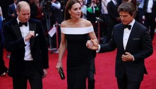 كيت ميدلتون أثناء مساعدة توم كروز لها لصعود الدرج