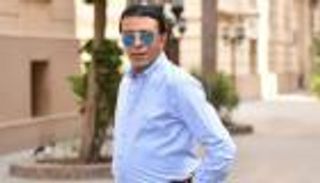 كورونا والتدخين يجتمعان ضد مصطفى كامل.. صورة على سرير المرض