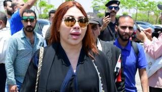 الفنانة غادة إبراهيم في جنازة سمير صبري