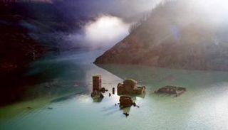 مباني القرية الغارقة وسط المياه