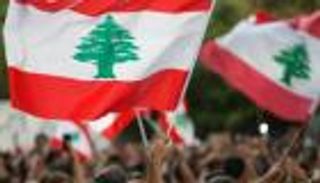 كيف يشتري اللبنانيون حريتهم؟.. آلاف الدولارات "الطائرة"