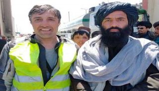 مسؤول بطالبان يلتقط صورة مع الرحالة 