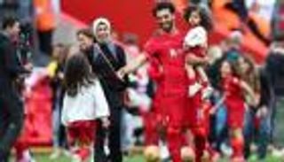 "العائلة الملكية".. أسرة محمد صلاح تخطف الأضواء في ملعب ليفربول (صور)