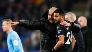 رياض محرز مع جوارديولا مدرب مانشستر سيتي