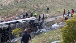 الحافلة بعد انقلابها في المنحدر