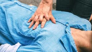 شخص يجري إنعاشا قلبيا رئويا لمصاب