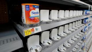 المتاجر في أمريكا تخلو من أغلب أنواع حليب الأطفال