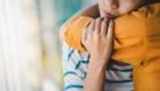 دراسة: العناق يساعد النساء على مواجهة التوتر