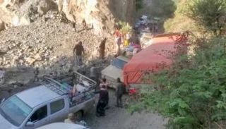 منفذ ضيق استحدثه سكان تعز للتنقل في ظل الحصار الحوثي