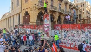 جانب من عملية إزالة الجدار