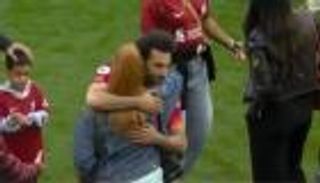 من هي الفتاة التي احتضنها محمد صلاح بعد ختام الدوري الإنجليزي؟