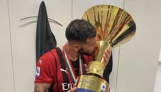 كأس الدوري الإيطالي بحوزة ثيو هيرنانديز