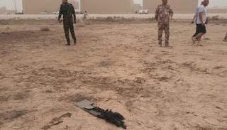 بقايا من الطائرة المسيرة عند محيط مطار بغداد