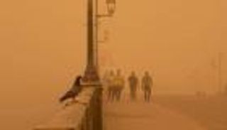 غبار يغطي العراق.. ويحجب برج "المملكة" في السعودية (صور)