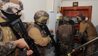 مداهمة منازل المطلوبين الأجانب بتركيا