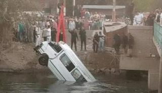 لحظة انتشال السيارة الغارقة من موقع الحادث