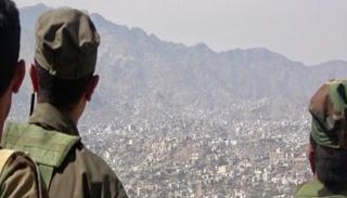 قيادات حوثية في موقع مطل على مدينة تعز- أرشيفية