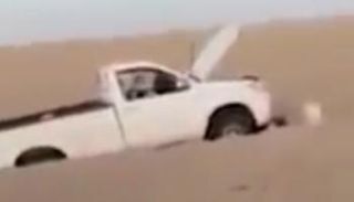 سيارة الشاب غارقة في الرمال