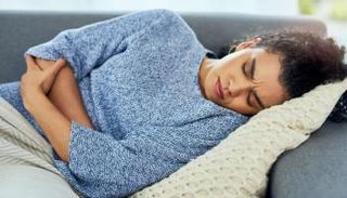 سيدة تعاني من الإمساك