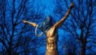 عرضت أنفه للبيع.. الجماهير السويدية تنتقم من إبراهيموفيتش (صور)