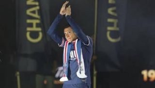 كيليان مبابي بقميص باريس